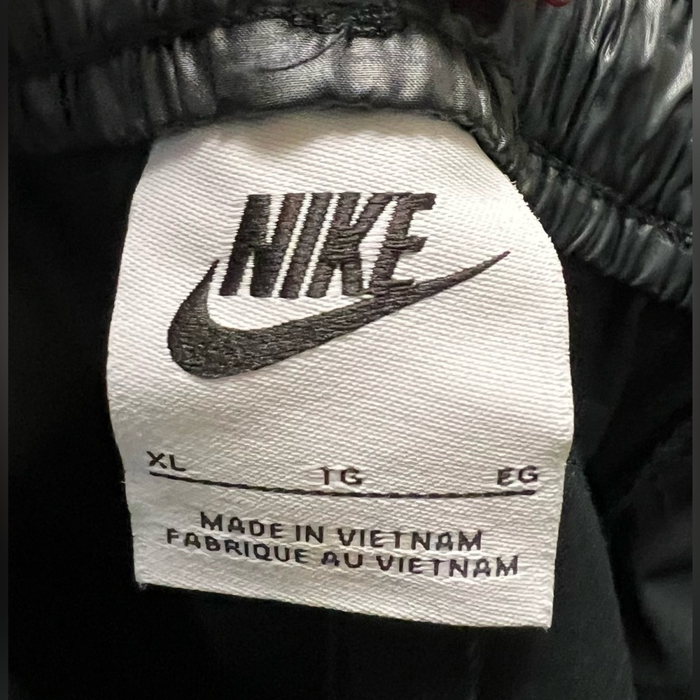 Nike - NWT - XL - Black Cargo Pants - Oversized fit - Mid Rise stacked Length - Picture 13 of 15